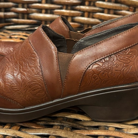 Biza Brown Embossed Leather Mules size 8.5 - Picture 2 of 9